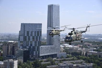 Москва. Вертолеты Ми-8 во время генеральной репетиции парада, посвященного 75-й годовщине Победы в Великой Отечественной войне.