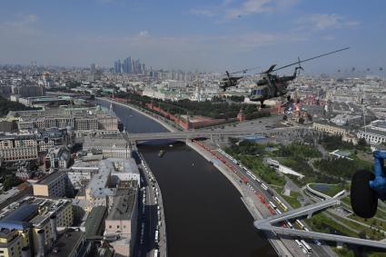 Москва. Вертолеты Ми-8 во время генеральной репетиции парада, посвященного 75-й годовщине Победы в Великой Отечественной войне.