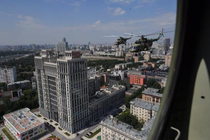 Москва. Вертолеты Ми-8 во время генеральной репетиции парада, посвященного 75-й годовщине Победы в Великой Отечественной войне.