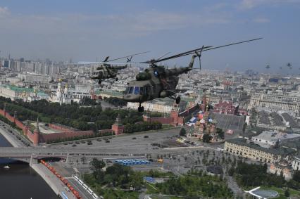 Москва. Вертолеты Ми-8 во время генеральной репетиции парада, посвященного 75-й годовщине Победы в Великой Отечественной войне.