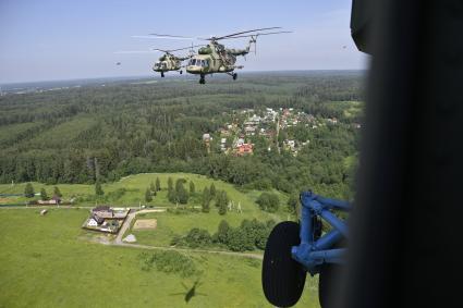 Московская область. Вертолеты Ми-8 перед генеральной репетицией парада, посвященного 75-й годовщине Победы в Великой Отечественной войне.