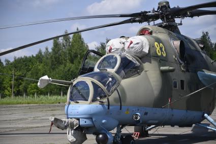 Московская область. Транспортно-боевой вертолет Ми-35М перед генеральной репетицией парада, посвященного 75-й годовщине Победы в Великой Отечественной войне.