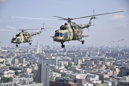 Москва. Вертолеты Ми-8 во время генеральной репетиции парада, посвященного 75-й годовщине Победы в Великой Отечественной войне.