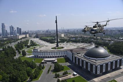 Москва. Вертолеты Ми-8 во время генеральной репетиции парада, посвященного 75-й годовщине Победы в Великой Отечественной войне.