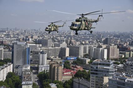 Москва. Вертолеты Ми-8 во время генеральной репетиции парада, посвященного 75-й годовщине Победы в Великой Отечественной войне.