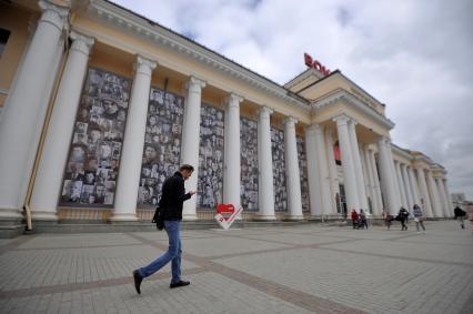 Екатеринбург. Екатеринбургский железнодорожный вокзал, фасад которого завешан полотнами с портретами ветеранов, участников ВОВ в рамках акции \'Вокзал памяти\'