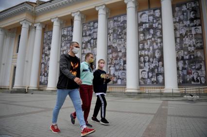 Екатеринбург. Екатеринбургский железнодорожный вокзал, фасад которого завешан полотнами с портретами ветеранов, участников ВОВ в рамках акции \'Вокзал памяти\'