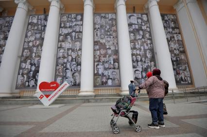 Екатеринбург. Екатеринбургский железнодорожный вокзал, фасад которого завешан полотнами с портретами ветеранов, участников ВОВ в рамках акции \'Вокзал памяти\'