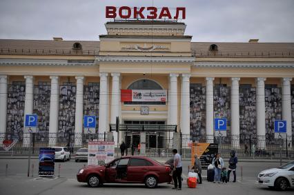 Екатеринбург. Екатеринбургский железнодорожный вокзал, фасад которого завешан полотнами с портретами ветеранов, участников ВОВ в рамках акции \'Вокзал памяти\'