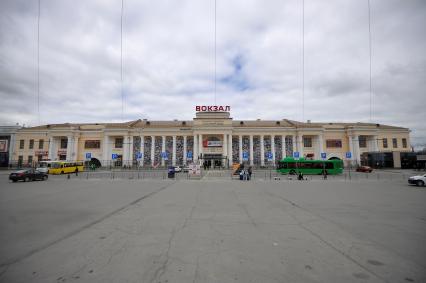 Екатеринбург. Екатеринбургский железнодорожный вокзал, фасад которого завешан полотнами с портретами ветеранов, участников ВОВ в рамках акции \'Вокзал памяти\'