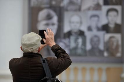 Екатеринбург. Екатеринбургский железнодорожный вокзал, фасад которого завешан полотнами с портретами ветеранов, участников ВОВ в рамках акции \'Вокзал памяти\'