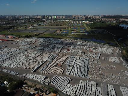 Москва.  Склад бетонных бордюров.