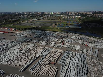 Москва.  Склад бетонных бордюров.