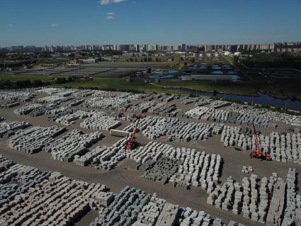 Москва.  Склад бетонных бордюров.