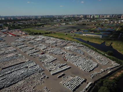 Москва.  Склад бетонных бордюров.