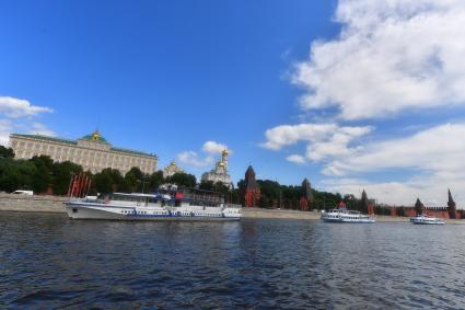 Москва.  Парад теплоходов в честь открытия пассажирской навигации по Москве-реке.