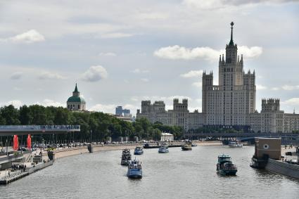 Москва.  Парад теплоходов в честь открытия пассажирской навигации по Москве-реке.