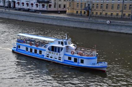 Москва.  Парад теплоходов в честь открытия пассажирской навигации по Москве-реке.