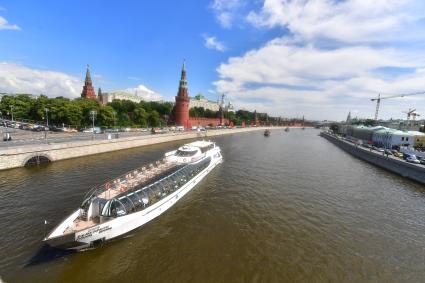 Москва.  Парад теплоходов в честь открытия пассажирской навигации по Москве-реке.