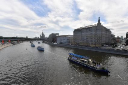 Москва.  Парад теплоходов в честь открытия пассажирской навигации по Москве-реке.