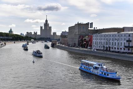 Москва.  Парад теплоходов в честь открытия пассажирской навигации по Москве-реке.