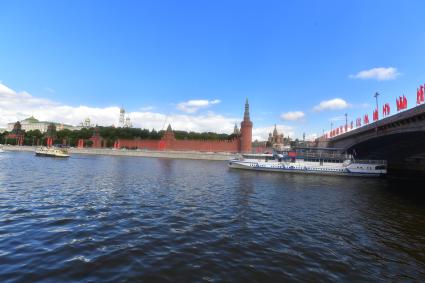 Москва. Парад теплоходов в честь открытия пассажирской навигации по Москве-реке.