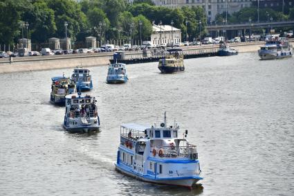 Москва.  Парад теплоходов в честь открытия пассажирской навигации по Москве-реке.