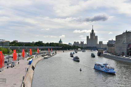 Москва.  Парад теплоходов в честь открытия пассажирской навигации по Москве-реке.