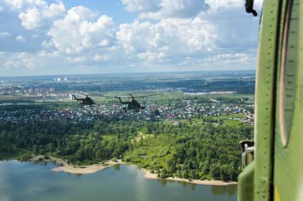 Новосибирск. Вертолеты Ми-8  во время генеральной репетиции парада, посвященного 75-й годовщине Победы в Великой Отечественной войне.