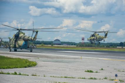 Новосибирск. Вертолеты Ми-8 перед генеральной репетицией парада, посвященного 75-й годовщине Победы в Великой Отечественной войне.