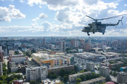 Новосибирск. Вертолет Ми-8 во время генеральной репетиции парада, посвященного 75-й годовщине Победы в Великой Отечественной войне.