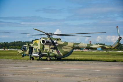 Новосибирск. Вертолет Ми-8 перед генеральной репетицией парада, посвященного 75-й годовщине Победы в Великой Отечественной войне.