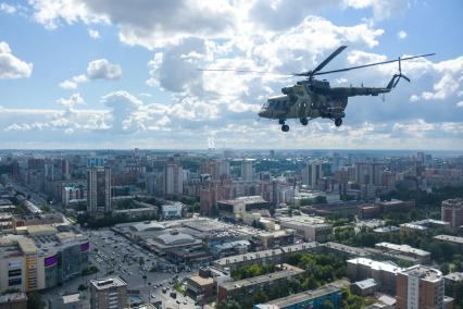 Новосибирск. Вертолет Ми-8 во время генеральной репетиции парада, посвященного 75-й годовщине Победы в Великой Отечественной войне.