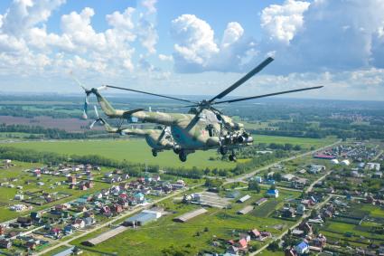 Новосибирск. Вертолеты Ми-8  во время генеральной репетиции парада, посвященного 75-й годовщине Победы в Великой Отечественной войне.