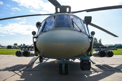 Новосибирск. Вертолет Ми-8 перед генеральной репетицией парада, посвященного 75-й годовщине Победы в Великой Отечественной войне.