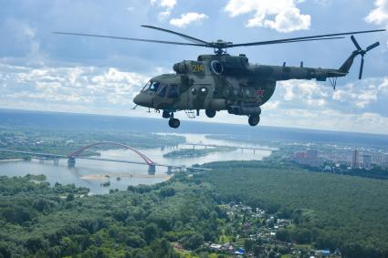 Новосибирск. Вертолет Ми-8  во время генеральной репетиции парада, посвященного 75-й годовщине Победы в Великой Отечественной войне.