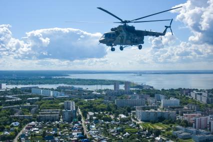 Новосибирск. Вертолет Ми-8  во время генеральной репетиции парада, посвященного 75-й годовщине Победы в Великой Отечественной войне.