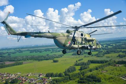 Новосибирск. Вертолет Ми-8 во время генеральной репетиции парада, посвященного 75-й годовщине Победы в Великой Отечественной войне.
