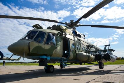 Новосибирск. Вертолет Ми-8 перед генеральной репетицией парада, посвященного 75-й годовщине Победы в Великой Отечественной войне.