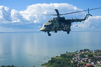 Новосибирск. Вертолет Ми-8  во время генеральной репетиции парада, посвященного 75-й годовщине Победы в Великой Отечественной войне.