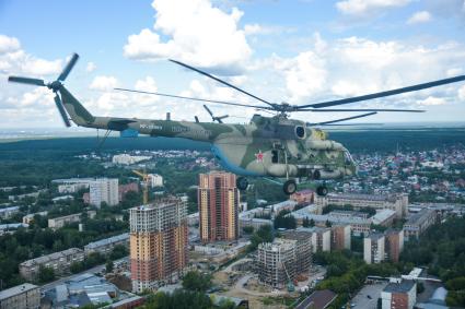 Новосибирск. Вертолет Ми-8  во время генеральной репетиции парада, посвященного 75-й годовщине Победы в Великой Отечественной войне.