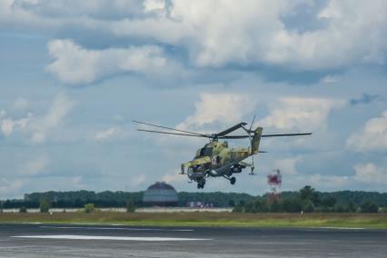 Новосибирск. Вертолет Ми-8 перед генеральной репетицией парада, посвященного 75-й годовщине Победы в Великой Отечественной войне.