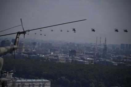 Москва.  Вертолеты  во время генеральной репетиции парада, посвященного 75-й годовщине Победы в Великой Отечественной войне.