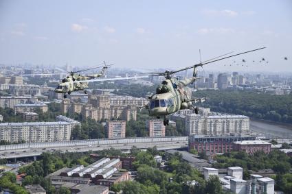 Москва.  Вертолеты Ми-8 во время генеральной репетиции парада, посвященного 75-й годовщине Победы в Великой Отечественной войне.