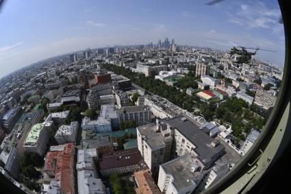 Москва.  Вертолеты Ми-8 во время генеральной репетиции парада, посвященного 75-й годовщине Победы в Великой Отечественной войне.