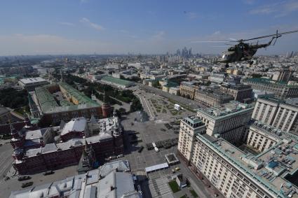 Москва.  Вертолет Ми-8 во время генеральной репетиции парада, посвященного 75-й годовщине Победы в Великой Отечественной войне.