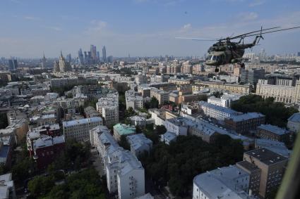 Москва.  Вертолеты Ми-8 во время генеральной репетиции парада, посвященного 75-й годовщине Победы в Великой Отечественной войне.