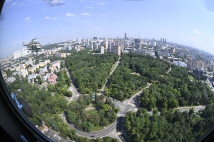 Москва.  Вертолеты Ми-8 во время генеральной репетиции парада, посвященного 75-й годовщине Победы в Великой Отечественной войне.