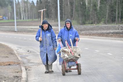 Московская область, Кубинка. Рабочие  убирают мусор на территории Главного храма  Вооруженных сил РФ в парке `Патриот`.