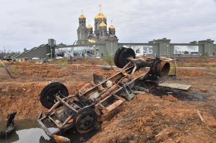 Московская область, Кубинка.  Экспонаты мультимедийного музейного комплекса `Дорога памяти`  на  территории  Главного храма Вооруженных сил РФ в парке `Патриот`.